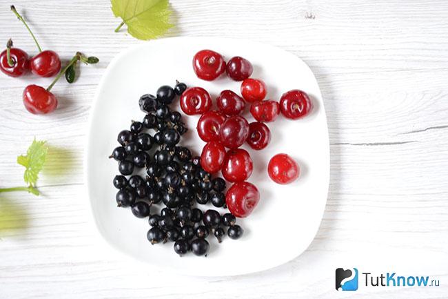 Рецепт компота из вишни и черной смородины на зиму. 1529760766 1. Рецепт компота из вишни и черной смородины на зиму фото. Рецепт компота из вишни и черной смородины на зиму-1529760766 1. картинка Рецепт компота из вишни и черной смородины на зиму. картинка 1529760766 1. Вишня и черная смородина отличное сочетание для компота — кисловато-сладкий вкус должен прийтись по вкусу многим. Приготовить такой компот на зиму не составит труда. Вам понадобятся ягоды, банки, вода и сахар. Банки стерилизовать отдельно не нужно, что гораздо упрощает процесс. Поэтому такая заготовка довольно популярна. Ну, что готовы?