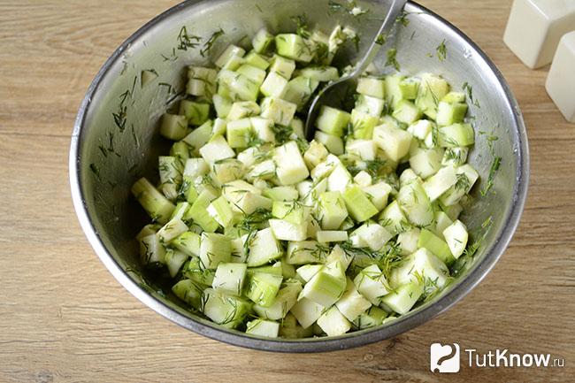 Нарезанные кабачки маринуются в миске