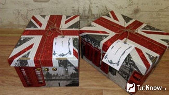 Две коробки, раскрашенные в стиле британского флага