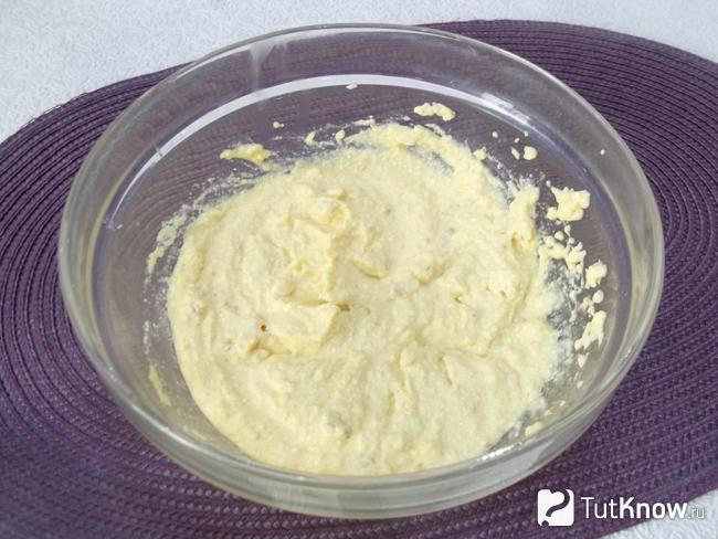 Яичная масса перемешана с творогом
