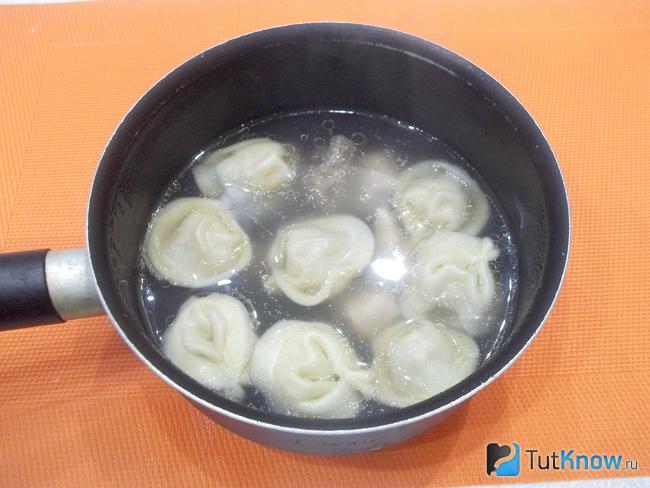 Готовый суп с пельменями на бульоне с мясом