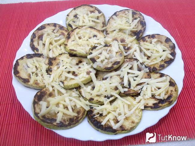Жаренные кабачки присыпаны сыром