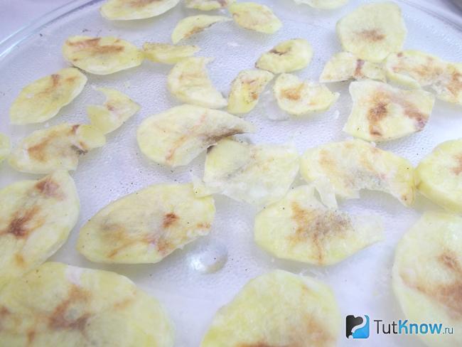 Готовый сушеный картофель в микроволновке