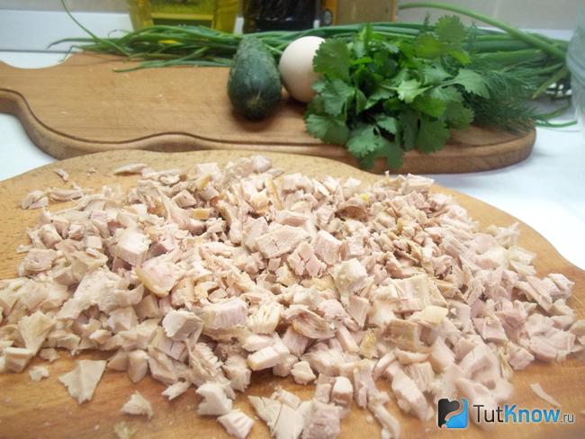 Курица отварена и нарезана