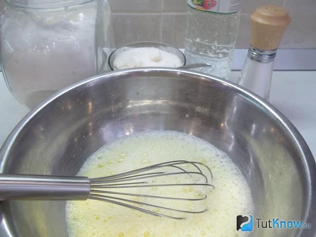 В воду с яйцами перемешана венчиком