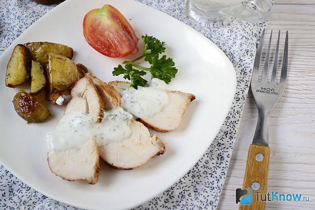 Куриное филе порезано на кусочки и подано к столу