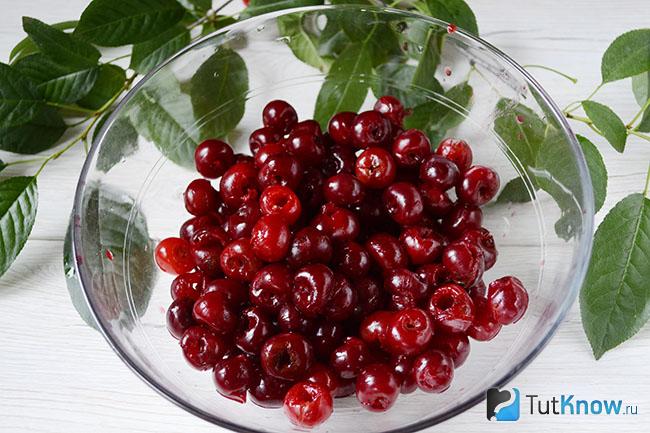 Очищенные от косточек вишни в пиале