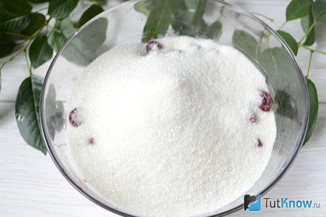 Вишни засыпаны сахаром