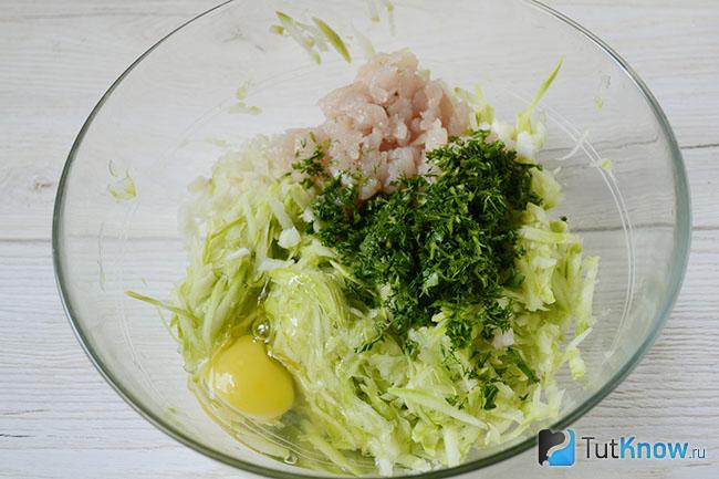 Кабачки, мясо, зелень, лук, чеснок и сырое яйцо в одной пиале