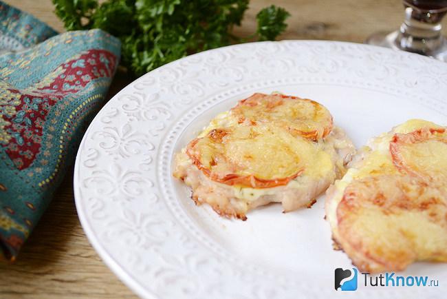 курица отбивная под сыром в духовке. 1530391745 4. курица отбивная под сыром в духовке фото. курица отбивная под сыром в духовке-1530391745 4. картинка курица отбивная под сыром в духовке. картинка 1530391745 4. Готовится быстро, а выходит сытно и вкусно! Давно не готовила отбивные из куриного филе и забыла, как это вкусно. Решила восполнить пробел и запекла куриные отбивные с сыром в духовке. Вкус этого блюда настолько же хорош, насколько прост в приготовлении.