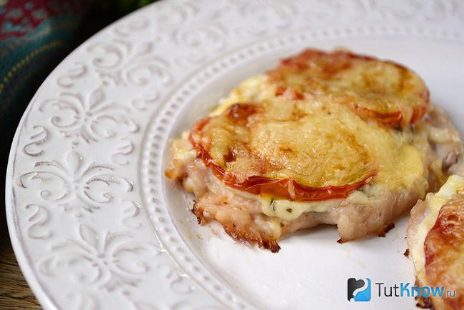 курица отбивная под сыром в духовке. 1530391795 5. курица отбивная под сыром в духовке фото. курица отбивная под сыром в духовке-1530391795 5. картинка курица отбивная под сыром в духовке. картинка 1530391795 5. Готовится быстро, а выходит сытно и вкусно! Давно не готовила отбивные из куриного филе и забыла, как это вкусно. Решила восполнить пробел и запекла куриные отбивные с сыром в духовке. Вкус этого блюда настолько же хорош, насколько прост в приготовлении.