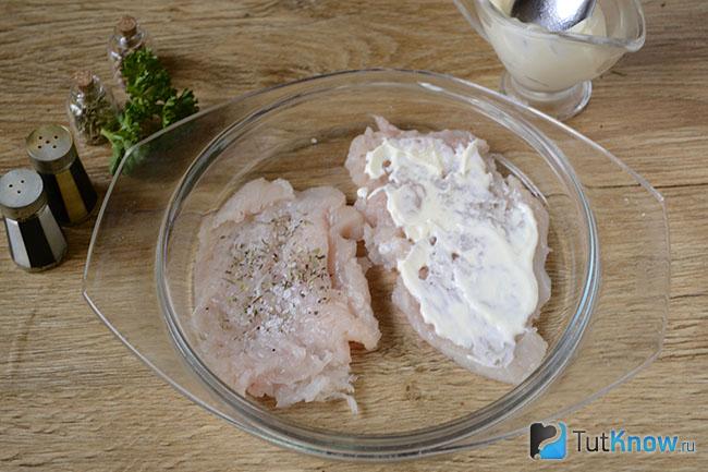 курица отбивная под сыром в духовке. 1530391833 2. курица отбивная под сыром в духовке фото. курица отбивная под сыром в духовке-1530391833 2. картинка курица отбивная под сыром в духовке. картинка 1530391833 2. Готовится быстро, а выходит сытно и вкусно! Давно не готовила отбивные из куриного филе и забыла, как это вкусно. Решила восполнить пробел и запекла куриные отбивные с сыром в духовке. Вкус этого блюда настолько же хорош, насколько прост в приготовлении.