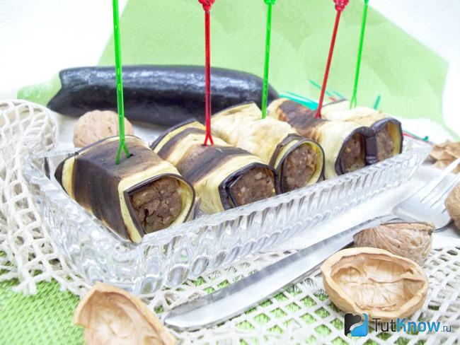 Готовые рулетики по-грузински из баклажанов с орехами