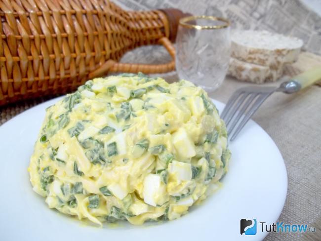 Готовый яичный салат с сыром и зеленым луком