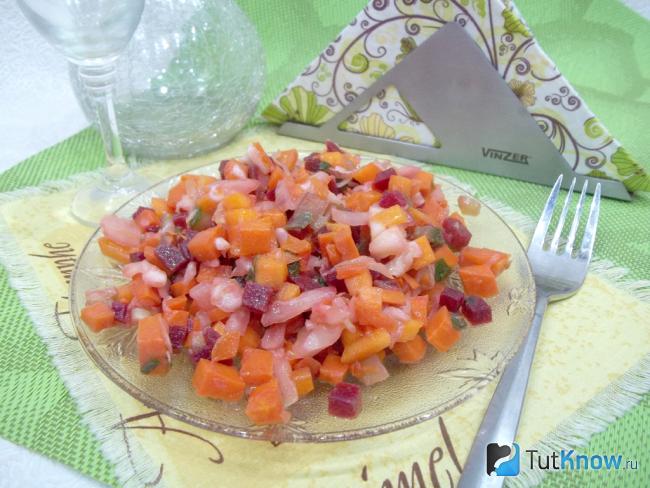 Готовый салат из тыквы, моркови и капусты