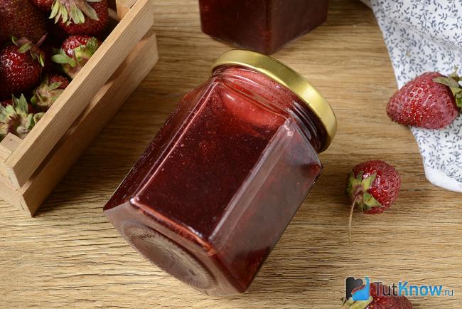Банка клубничного джема крупным планом