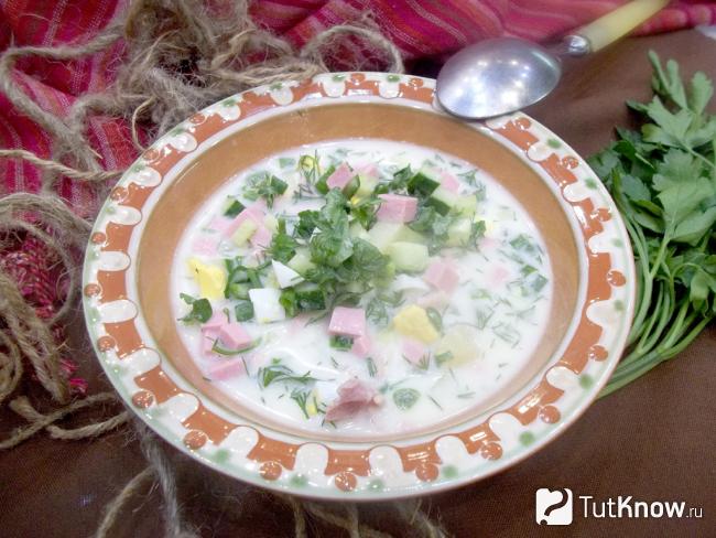 Готовая летняя окрошка с колбасой