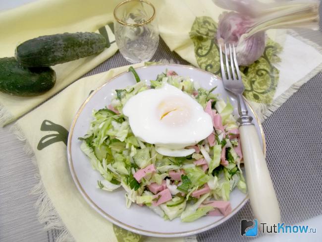 Готовый салат с капустой, колбасой и яйцом-пашот