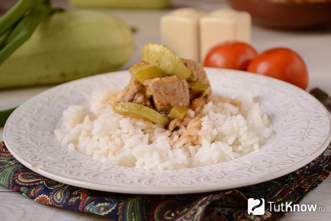 Готовое мясо с кабачками и томатом и рис на гарнир