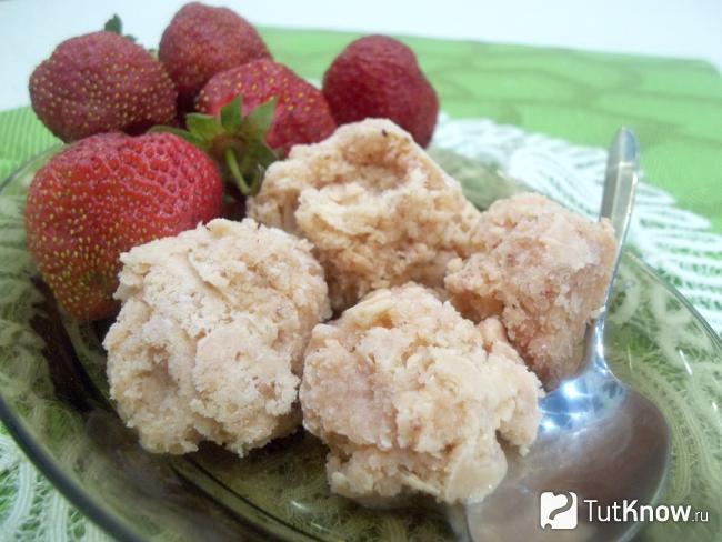 Готовое сливочное клубничное мороженое
