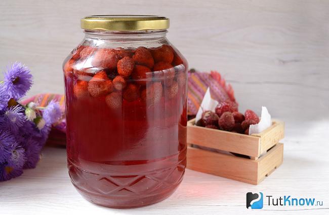 Как выглядит клубничный компот, приготовленный без стерилизации