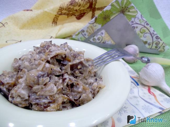 Готовый теплый салат из баклажанов с луком