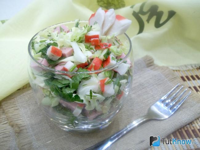 Готовый салат с капустой, крабовыми палочками и колбасой