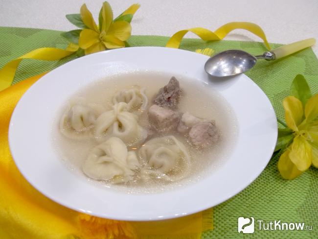 Готовый суп с пельменями на бульоне с мясом