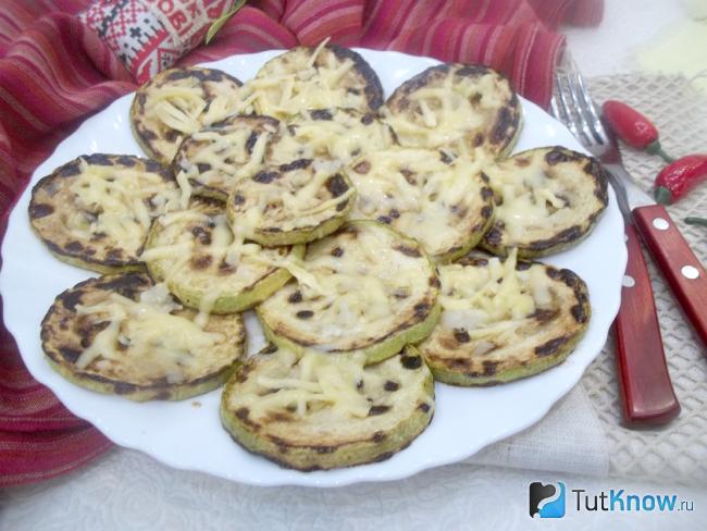 Готовые кабачки жареные с чесноком и сыром