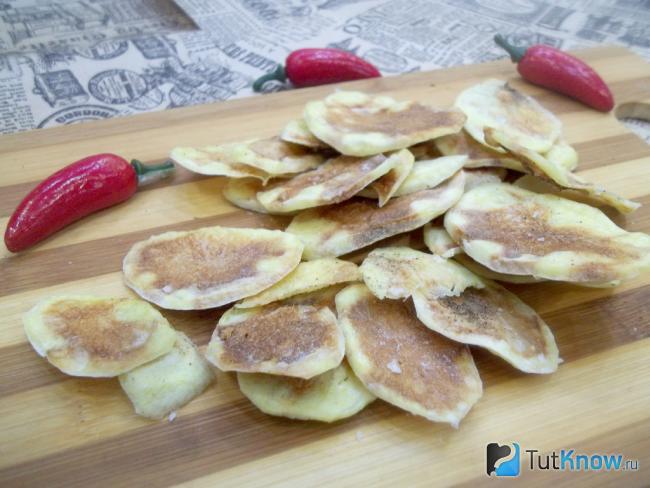 Готовый сушеный картофель в микроволновке