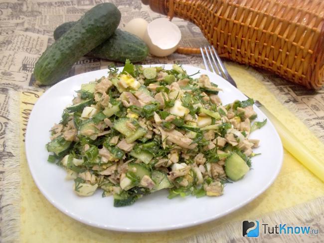 Готовый салат с курицей, огурцом и зеленью