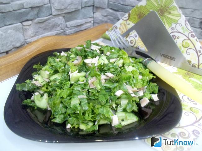Готовый салат с листовым салатом и курицей