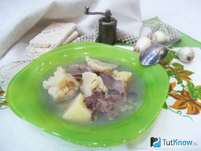 Готовый суп с языком и цветной капустой