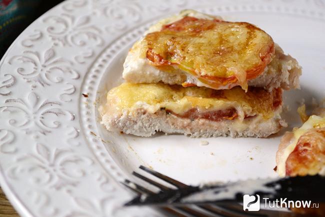 курица отбивная под сыром в духовке. 1530391742 kurinye otbivnye pod syrom v duhovke. курица отбивная под сыром в духовке фото. курица отбивная под сыром в духовке-1530391742 kurinye otbivnye pod syrom v duhovke. картинка курица отбивная под сыром в духовке. картинка 1530391742 kurinye otbivnye pod syrom v duhovke. Готовится быстро, а выходит сытно и вкусно! Давно не готовила отбивные из куриного филе и забыла, как это вкусно. Решила восполнить пробел и запекла куриные отбивные с сыром в духовке. Вкус этого блюда настолько же хорош, насколько прост в приготовлении.