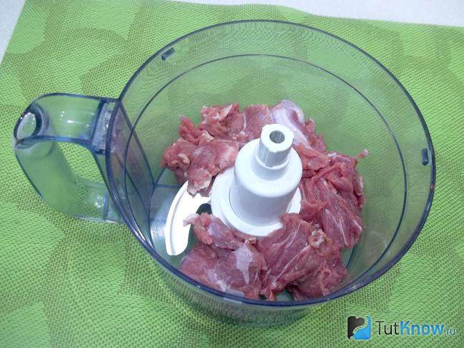 Мясо сложено в кухонный комбайн