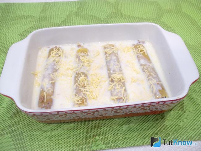 Каннеллони присыпаны сырной стружкой