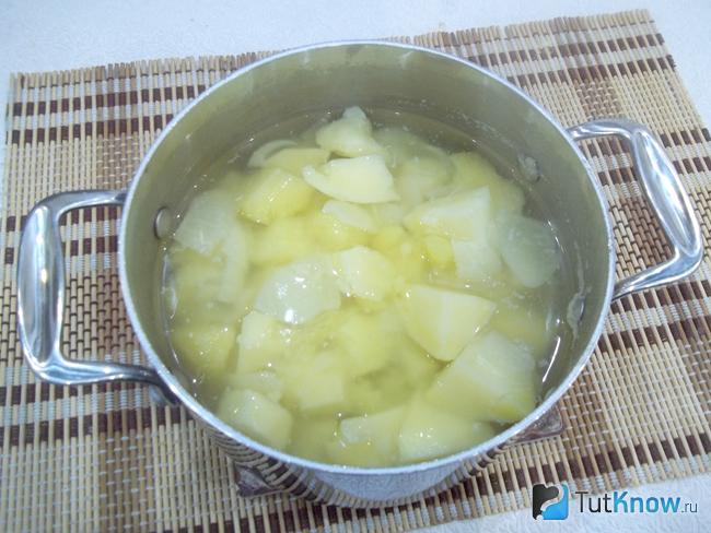 Опустить в кипящую воду картофель. Картошку заливают водой. Картошка и мука что можно приготовить. Как приготовить картофель с мукой. Картошку варить сколько воды наливать.