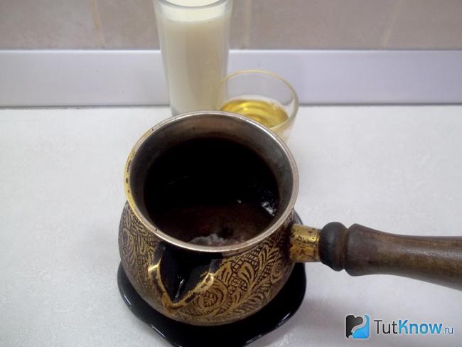 В турку налита вода
