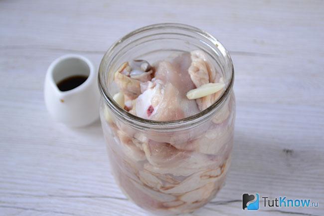Кусочки куриного мяса уложены в банку