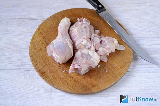 Куриное мясо порезано на кусочки