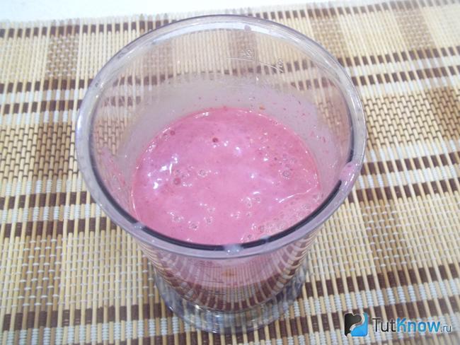Готовый молочный коктейль с малиной и коньяком