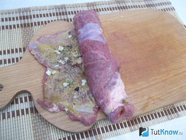 Мясо свернуто рулетом