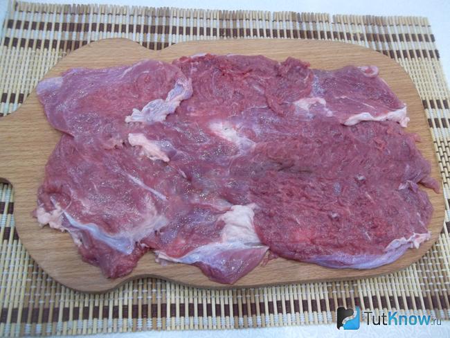 Мясо разрезано пластом и отбито с двух сторон