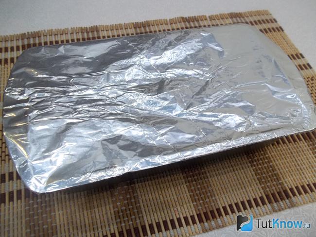 Мясной рулет из телятины со специями отправлен запекаться в духовку