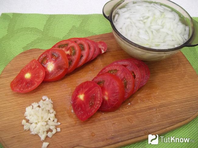 Помидоры нарезаны кольцами, чеснок - мелкими кубиками