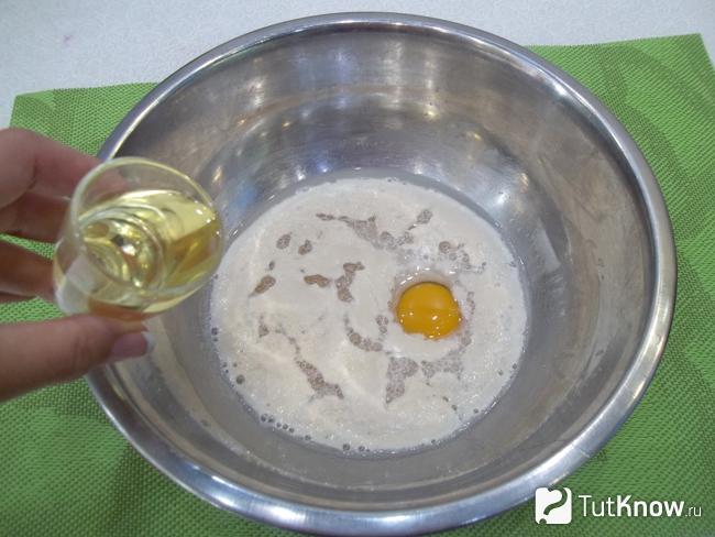 К подошедшим дрожжам добавлено яйцо и растительное масло