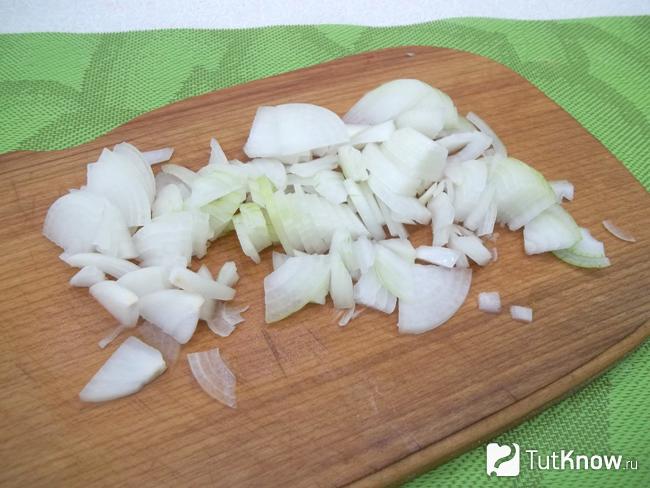 Репчатый лук нашинкован и замаринован