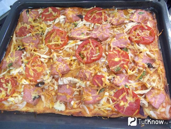 Готовая пицца с курицей, помидорами и кинзой