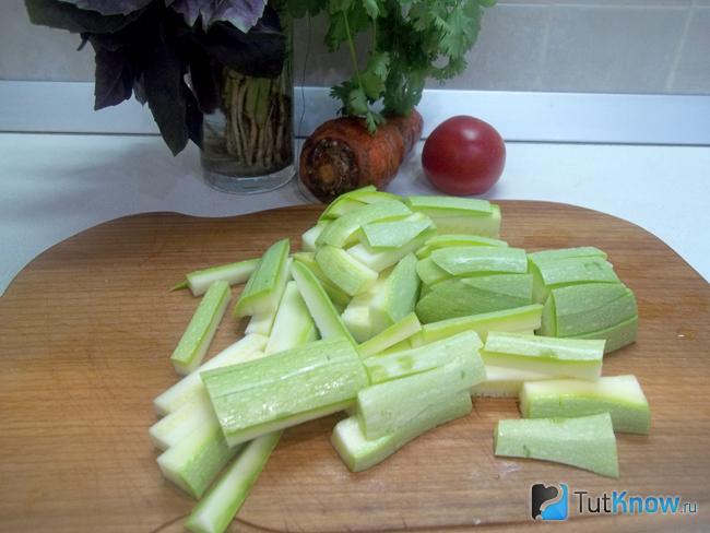 Кабачки нарезаны кубиками