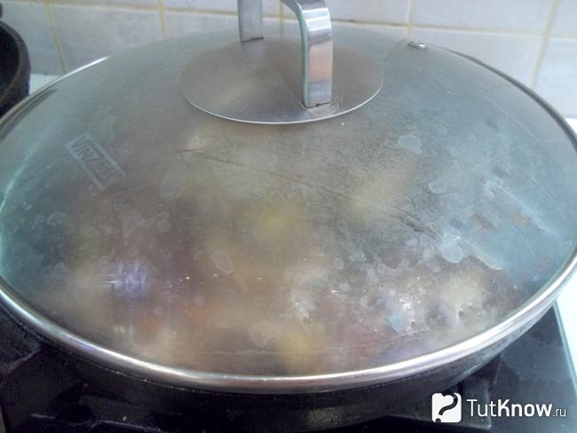 Яхния из курицы тушится в сковороде под крышкой